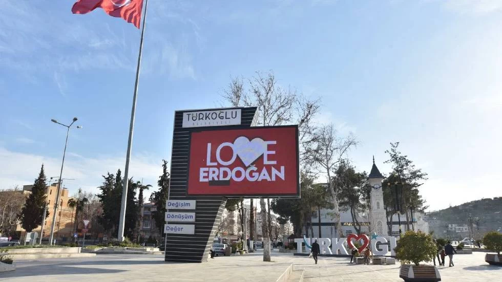 Στα βήματα Μάο, Στάλιν και Κιμ Γιονγκ ο Ερντογάν: Γέμισε την Τουρκία με επιγραφές «Ι Love Erdogan» – Δείτε εικόνες!